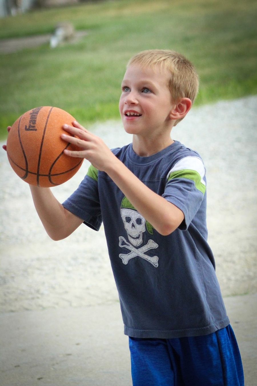 enfant jouant au basket